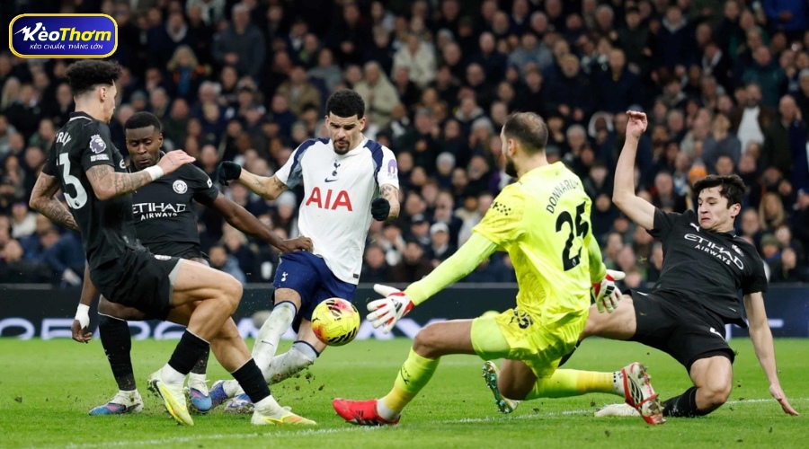 Đồ họa so sánh lịch sử đối đầu cân tài cân sức giữa Tottenham và Manchester City qua các thời kỳ.