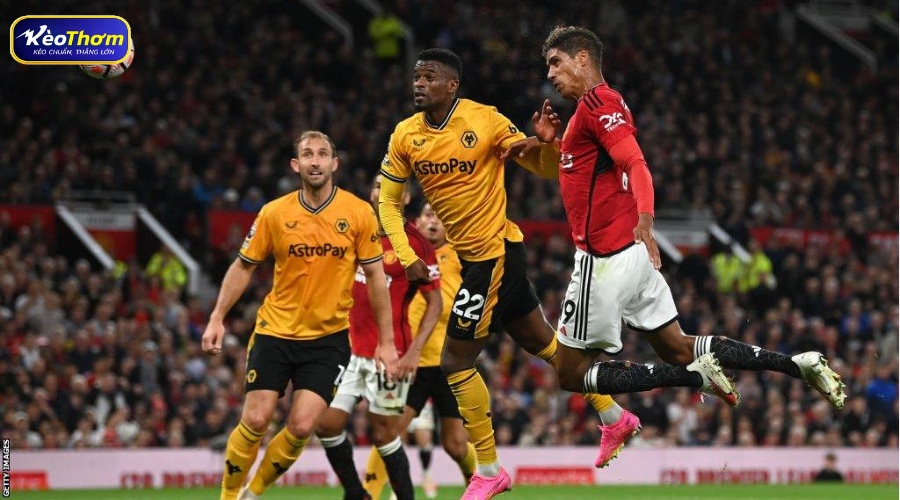 Khoảnh khắc ăn mừng của các cầu thủ Man Utd sau khi ghi bàn vào lưới Wolves tại sân Molineux.