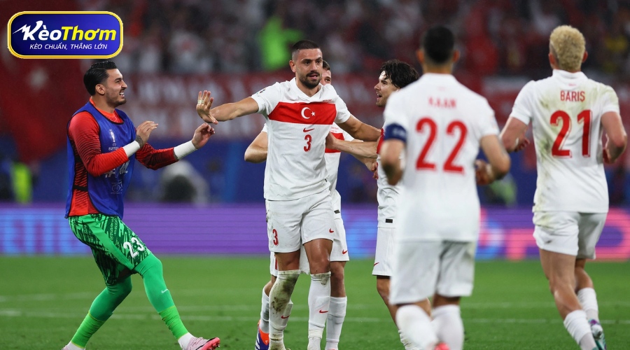 Hakan Calhanoglu - nhạc trưởng tài hoa phía Thổ Nhĩ Kỳ đối đầu với đồng đội cũ Pulisic.