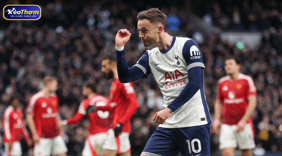 Hình ảnh các cầu thủ Tottenham ăn mừng chức vô địch Europa League sau khi đánh bại Man Utd, dấu mốc lịch sử cho sự thay đổi vị thế.